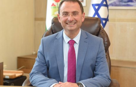 ראש עיריית יקנעם, רומן פרס, קיים שידור חי בפייסבוק לחיזוק התושבים