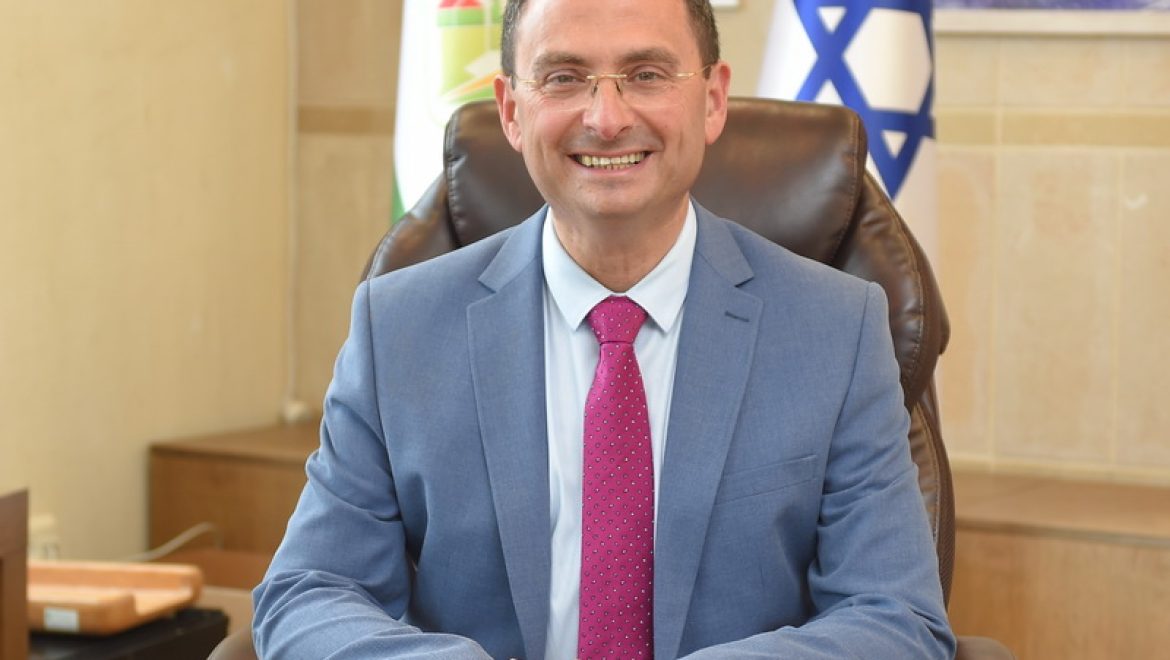 ראש עיריית יקנעם, רומן פרס, קיים שידור חי בפייסבוק לחיזוק התושבים