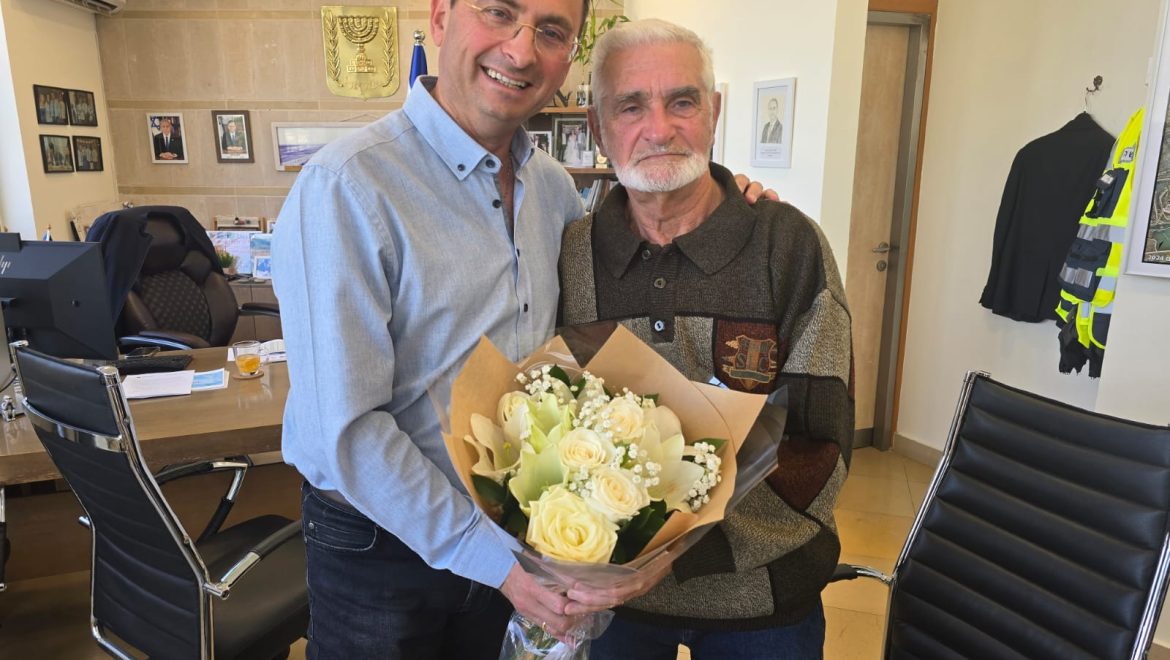 מר שחמט ביקנעם, סמיון פינקל, הופצע ע"י ראש העיר