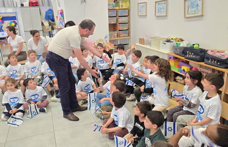 ראש עיריית יקנעם וצוות אגף החינוך ביקרו לקראת יום העצמאות בגני העיר